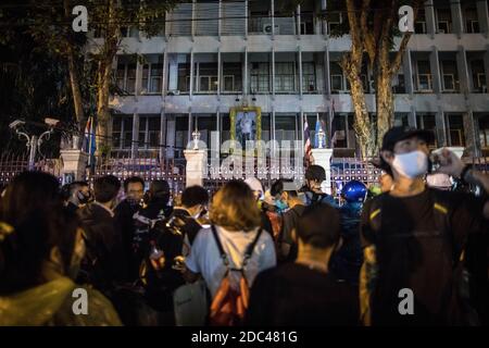 Bangkok, Thailand. November 2020. Während einer regierungsfeindlichen Demonstration in der thailändischen Hauptstadt stehen prodemokratische Demonstranten vor dem Royal Thai Police Headquarter. Tausende von prodemokratischen Demonstranten versammelten sich an der Kreuzung Ratchaprasong im Zentrum von Bangkok und forderten den Rücktritt des thailändischen Premierministers und die Reform der Monarchie, einen Tag nachdem die Gewalt vor dem thailändischen parlament ausbrach, wo die Polizei Wasserwerfer und Tränengas benutzte, um die prodemokratischen Demonstranten zu zerstreuen. Kredit: SOPA Images Limited/Alamy Live Nachrichten Stockfoto