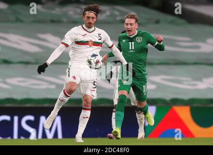 Bulgariens Kristian Dimitrov (links) und Irlands Ronan Curtis kämpfen während des Spiels der UEFA Nations League im Aviva Stadium in Dublin um den Ball. Stockfoto