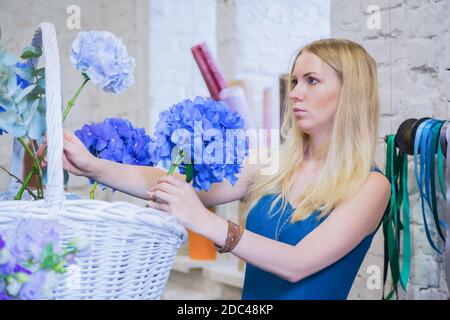 Florist großen floralen Korb mit Blumen Flower Shop Stockfoto