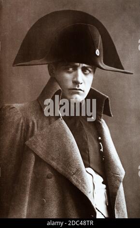 Der berühmte viktorianische Schauspieler und Manager Lewis Waller (1860 – 1915) posierte in Kostümen als Napoleaner. Aus einer Fotopostkarte aus der Zeit. Stockfoto