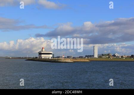 Die Skyline an der niederländischen Küste in terneuzen mit dem westerschelde Meer und ein blauer Himmel mit Wolken in der Hintergrund Stockfoto