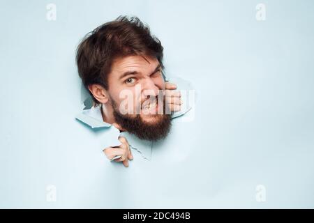 Emotionale Männer bricht durch die Wand Karriere Arbeit Lebensstil Stockfoto