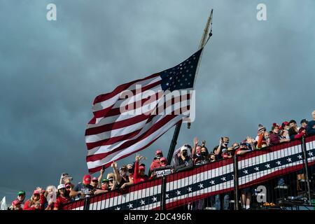 Gemeinsame Basis Andrews, Maryland, USA. Oktober 2020. Unterstützer sehen sich an, wie US-Präsident Donald Trump Anhänger begrüßt, als er am 14. Oktober 2020 in des Moines, Iowa, eine Make America Great Again Kampagne am des Moines International Airport veranstaltet. Trump kämpft eine Woche nach der Genesung von COVID-19. Quelle: Alex Edelman/ZUMA Wire/Alamy Live News Stockfoto