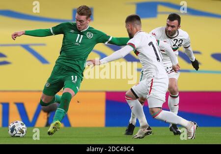 Ronan Curtis (links) der Republik Irland und Kristiyan Malinov, Bulgariens, kämpfen während des Spiels der UEFA Nations League im Aviva Stadium in Dublin um den Ball. Stockfoto