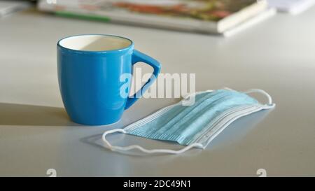 Kaffeepause in einem Büro während der Corona-Pandemie in Deutschland Stockfoto