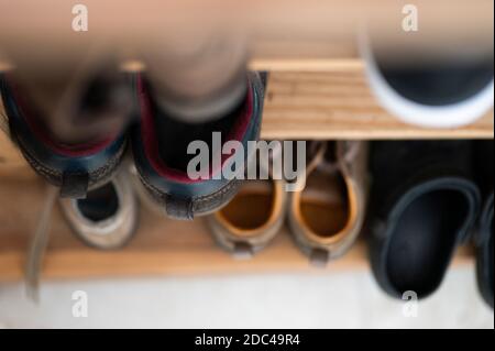 Schuhregal zu Hause mit allen Farben der Schuhe verpackt Von oben mit selektivem Fokus Stockfoto