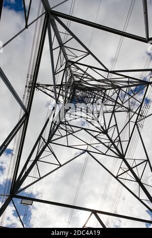 Schreibweise und Telefonnummer wurden von diesem einfachen Bild eines elektrischen Pylons entfernt. Dieser Posten ist die industrielle Verteilungsinfrastruktur für das Netz Stockfoto