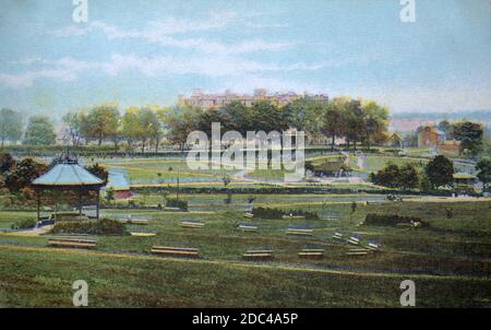 Eine historische Ansicht der neuen Gärten (heute bekannt als The Valley Gardens) mit ihrem Bandstand und dem Grand Hotel in Harrogate, Yorkshire, England, UK, entnommen aus einer Postkarte um 1916. Stockfoto