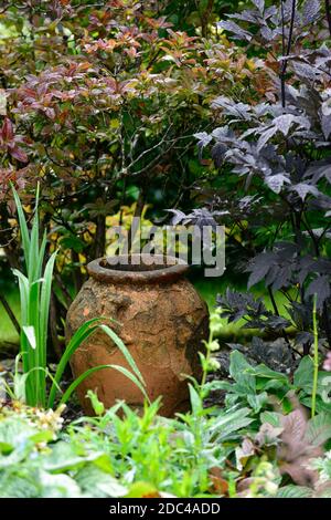 Alte gesprungene Terrakotta-Urne, Pithos, Gartenanlage, kaputt, baufällig, Terrakotta-Töpfe, Garten, Gärten, griechische Urne, RM Floral Stockfoto