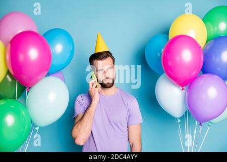 Niemand kam zur Party. Foto-Porträt von introvertierten Kerl Annahme Geburtstagswünsche am Telefon isoliert auf pastellblau farbigen Hintergrund Stockfoto