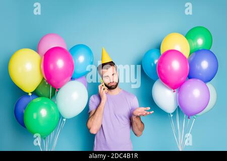 Niemand kam, um Alles Gute zum Geburtstag. zu wünschen Foto-Porträt von verwirrt Mann sprechen auf Telefon isoliert auf pastellblauen Hintergrund Stockfoto
