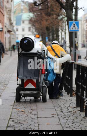 Fortschrittliche städtische Kehrmaschine zum Entfernen von Zigarettenenden, die bei verwendet werden Göteborg in Schweden Stockfoto