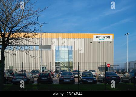 Versandlager des Online-Versandunternehmens Amazon in Ein Industriepark in Magdeburg in Deutschland Stockfoto