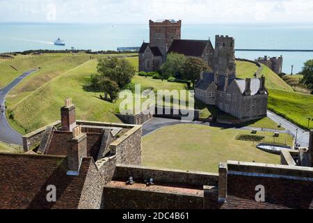 Blick auf das Meer, der englische Kanal, über die Kirche St. Mary in Castro, Roman pharos (Leuchtturm) und Middle Bailey von Dover Castle, Dover, Kent. VEREINIGTES KÖNIGREICH. (121) Stockfoto