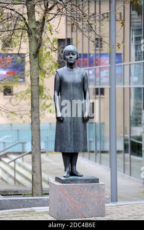 Statue der Romanautorin Karin Maria Boye vor der Göteborger Bibliothek auf Avenyn Stockfoto