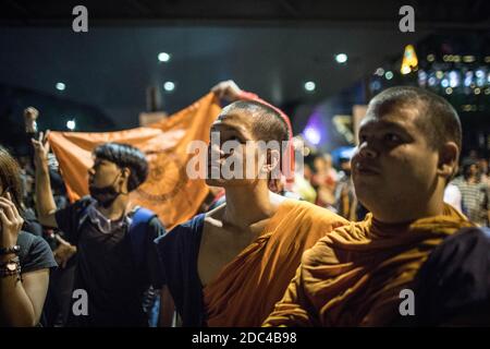 Bangkok, Thailand. November 2020. Thailändische buddhistische Mönche überwachen den Protest während einer regierungsfeindlichen Demonstration in der thailändischen Hauptstadt. Tausende von prodemokratischen Demonstranten versammelten sich an der Kreuzung Ratchaprasong im Zentrum von Bangkok und forderten den Rücktritt des thailändischen Premierministers und die Reform der Monarchie, einen Tag nachdem die Gewalt vor dem thailändischen parlament ausbrach, wo die Polizei Wasserwerfer und Tränengas benutzte, um die prodemokratischen Demonstranten zu zerstreuen. Kredit: SOPA Images Limited/Alamy Live Nachrichten Stockfoto