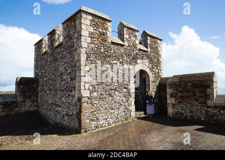 Das Dach und Eckturm mit Kastellwänden an der Spitze des Großen Turms von Dover Castle, Dover, Kent. VEREINIGTES KÖNIGREICH. Am sonnigen Sommertag mit blauem Himmel und Sonnenschein. (121) Stockfoto