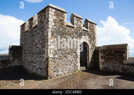 Das Dach und Eckturm mit Kastellwänden an der Spitze des Großen Turms von Dover Castle, Dover, Kent. VEREINIGTES KÖNIGREICH. Am sonnigen Sommertag mit blauem Himmel und Sonnenschein. (121) Stockfoto