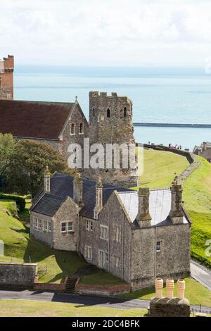 Blick auf das Meer, der englische Kanal, über die Kirche St. Mary in Castro, Roman pharos (Leuchtturm) und Middle Bailey von Dover Castle, Dover, Kent. VEREINIGTES KÖNIGREICH. (121) Stockfoto