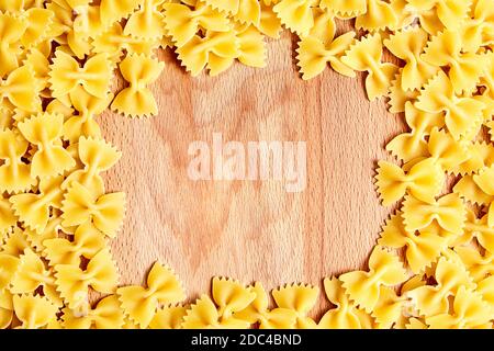 farfalle italienische Pasta auf Holztisch aus Buche mit Kopierraum Stockfoto