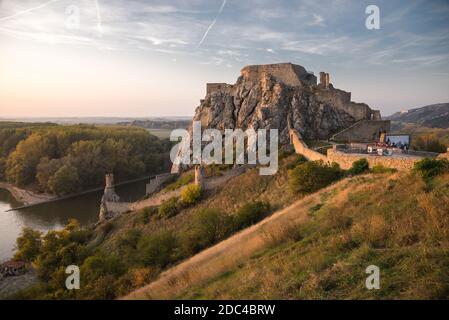 Berühmte Devin Burgruine am Zusammenfluss von Donau und Morava in der Nähe von Bratislava, Slowakei bei Sonnenuntergang Stockfoto