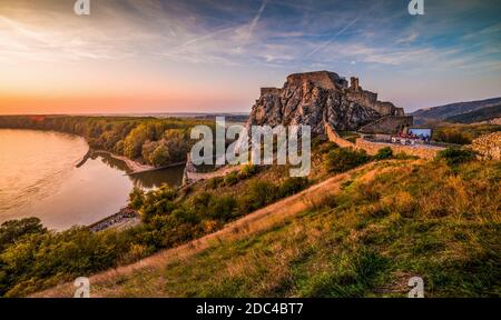 Berühmte Devin Burgruine am Zusammenfluss von Donau und Morava in der Nähe von Bratislava, Slowakei bei Sonnenuntergang Stockfoto