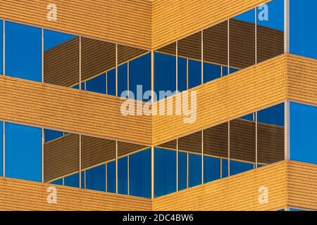 Spiegelungen in Glasfenstern moderner Bürogebäude in Vororten Abstraktes Muster von Farben und Linien Stockfoto