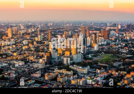 Weitwinkelansicht von Bangkok, Thailand bei Sonnenuntergang Stockfoto