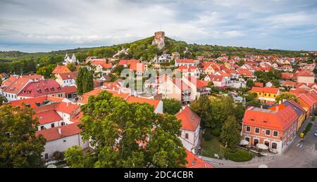 Ziegenturm (Kozi Hradek) vom Uhrturm in Mikulov, Südmähren, Tschechische Republik aus gesehen Stockfoto