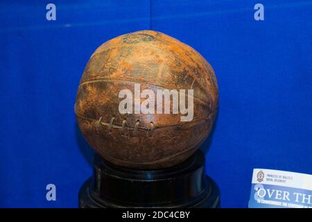 Vintage Lederfußball, der von Private AA Fursey über die Spitze geworfen wurde, um die alliierten Truppen während der Schlacht an der Somme im Jahr 1916 während des Ersten Weltkriegs zu unterstützen. Dover Castle Museum, Dover, Kent. VEREINIGTES KÖNIGREICH. (121) Stockfoto