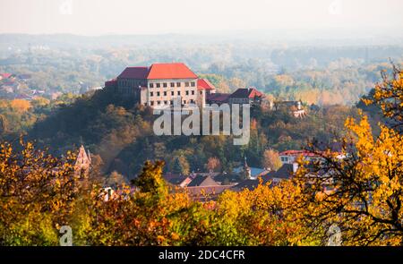 Schloss auf einem Hügel in Dolni Kounce (Unteres Kounice), Südmähren, Tschechische Republik bei Sonnenuntergang Stockfoto