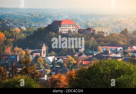 Schloss auf einem Hügel in Dolni Kounce (Unteres Kounice), Südmähren, Tschechische Republik bei Sonnenuntergang Stockfoto