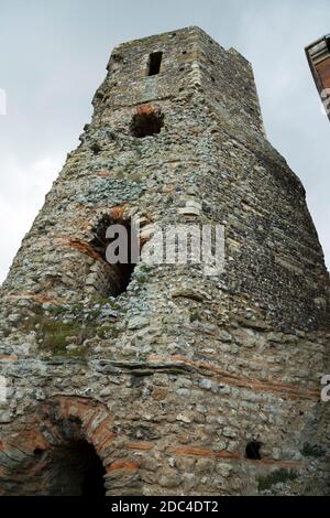 Die römischen Pharos (Leuchtturm) in Dover Castle, Dover, Kent. VEREINIGTES KÖNIGREICH. Erbaut im ersten Jahrhundert wurde es teilweise um 1415 bis 1437 rekonstruiert. (121) Stockfoto