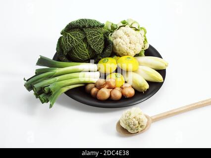 TELLER MIT ZWERG ODER MINIATUR-GEMÜSE Stockfoto