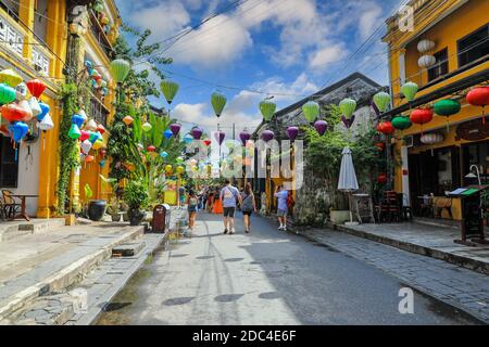 Bunte Laternen hängen in der Straße, Hoi an, Vietnam, Asien Stockfoto