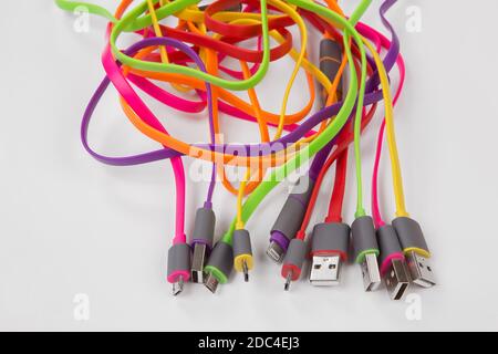 Farbe Kabel mit Steckern auf weißem Hintergrund Stockfoto