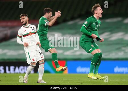 Ronan Curtis (rechts) und Robbie Brady, Irlands Republik, haben eine verpasste Chance während des Spiels der UEFA Nations League im Aviva Stadium, Dublin. Stockfoto