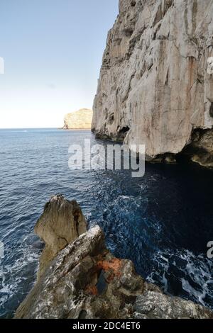 Der Riss in den Felsen, wo die Menschen Zugang zu den Neptun-Höhlen haben, in der Nähe von Alghero Stockfoto