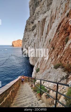 Die Treppe, die zur Neptun-Grotte führt, in der Nähe von Alghero. Segelschiff nach Grotte di Nettuno auf Sardinien Stockfoto