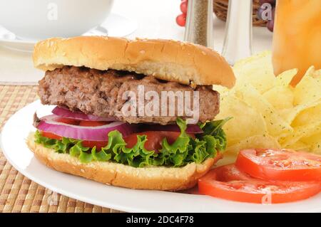 Hausgemachten Hamburger mit Kartoffelchips Stockfoto