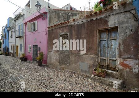 Typische schmale Gasse inmitten von Gebäuden in der Altstadt von Bosa Stockfoto