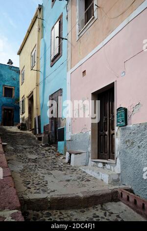 Typische schmale Gasse inmitten von Gebäuden in der Altstadt von Bosa Stockfoto