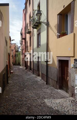 Typische schmale Gasse inmitten von Gebäuden in der Altstadt von Bosa Stockfoto