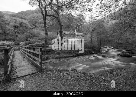 Lange Exposition des East Lyn River fließt vorbei Watersmeet Haus im Exmoor Nationalpark Stockfoto