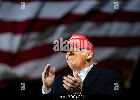 Gemeinsame Basis Andrews, Maryland, USA. Oktober 2020. US-Präsident Donald Trump lächelt während einer Kampagne Make America Great Again am des Moines International Airport am 14. Oktober 2020 in des Moines, Iowa. Trump kämpft eine Woche nach der Genesung von COVID-19. Quelle: Alex Edelman/ZUMA Wire/Alamy Live News Stockfoto