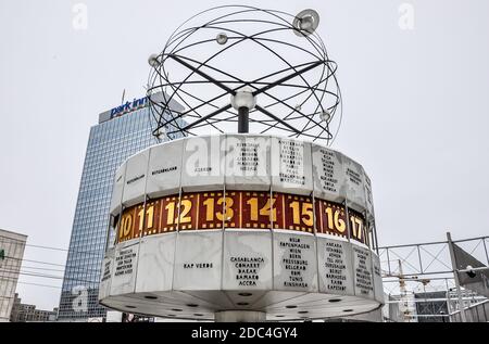 Die Weltzeituhr, auch bekannt als Urania-Weltzeituhr am Alexanderplatz. Berlin, Deutschland Stockfoto