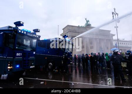 Berlin, Berlin, Deutschland. November 2020. Wasserwerfer gegen Demonstranten vor dem Brandenburger Tor nach Protesten forderten die Sperrung von Gebäuden der Bundesregierung. Sowohl Bundestag als auch Bundesrat stimmen über geplante neue Regelungen des Infektionsschutzgesetzes ab. Quelle: Jan Scheunert/ZUMA Wire/Alamy Live News Stockfoto