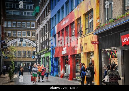 Carnaby Street, London, Großbritannien – 23. September 2014: Shopping Crown Spaziergang in der historischen Carnaby Street Oneshopping Street Stockfoto