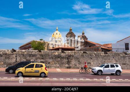 Cartagena, Kolumbien -- 21. April 2018. Ein Radfahrer fährt auf der Umgehungsstraße um Cartagena, Kolumbien, an Autos vorbei. Stockfoto