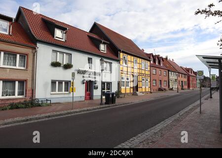 Roebel an der Müritz, Mecklenburg-Vorpommern - August 20 2020: Im Zentrum von Roebel an der Müritz, Seenplatte Mecklenburg, Deutschland Stockfoto